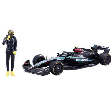 Автомодель с фигуркой Bburago Формула-1 Mercedes-AMG Petronas W15 2024 1:24 №44 (18-28069)